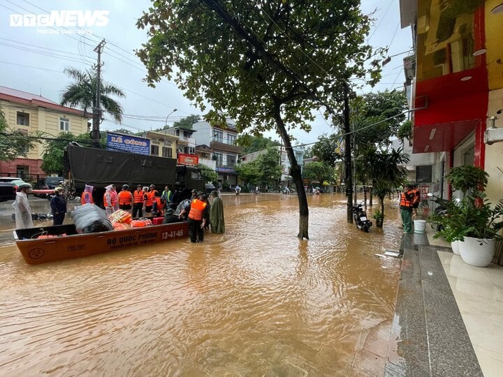 Mưa lớn kéo dài, Yên Bái vẫn ngập trên diện rộng- Ảnh 7.