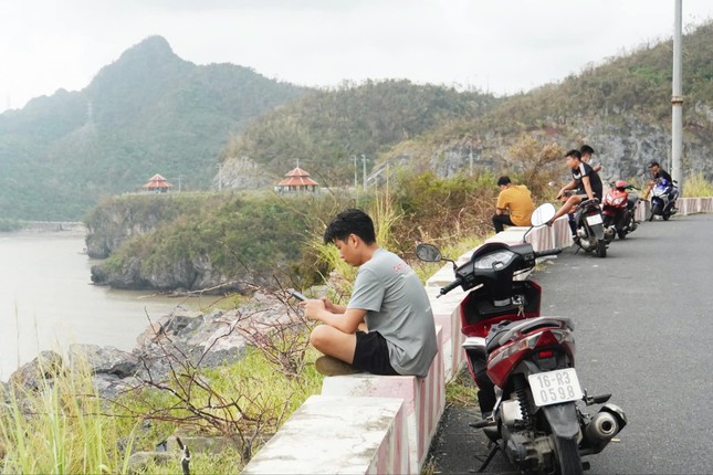 Chạy xe máy 10km để 'vớt' sóng điện thoại trên đảo Cát Bà- Ảnh 3.