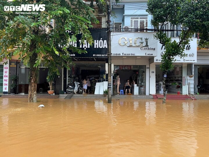 Mưa lớn kéo dài, Yên Bái vẫn ngập trên diện rộng- Ảnh 1.