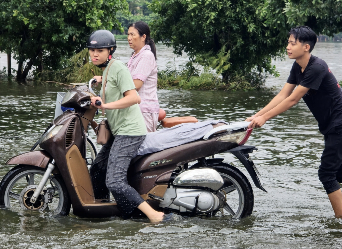 Toàn cảnh Hà Nội trong ngày nước sông Hồng dâng cao: Quận Tây Hồ, Hoàn Kiếm sẵn sàng di dời dân tránh lũ- Ảnh 25.