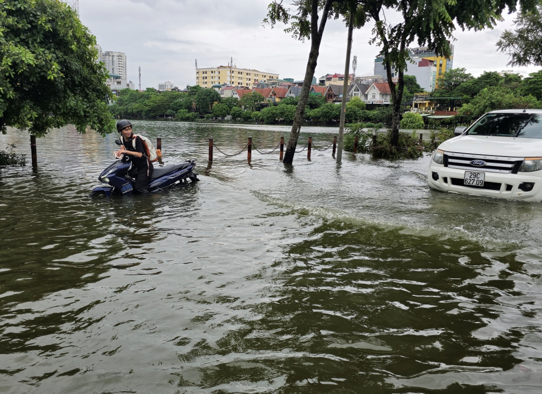 Toàn cảnh Hà Nội trong ngày nước sông Hồng dâng cao: Quận Tây Hồ, Hoàn Kiếm sẵn sàng di dời dân tránh lũ- Ảnh 26.