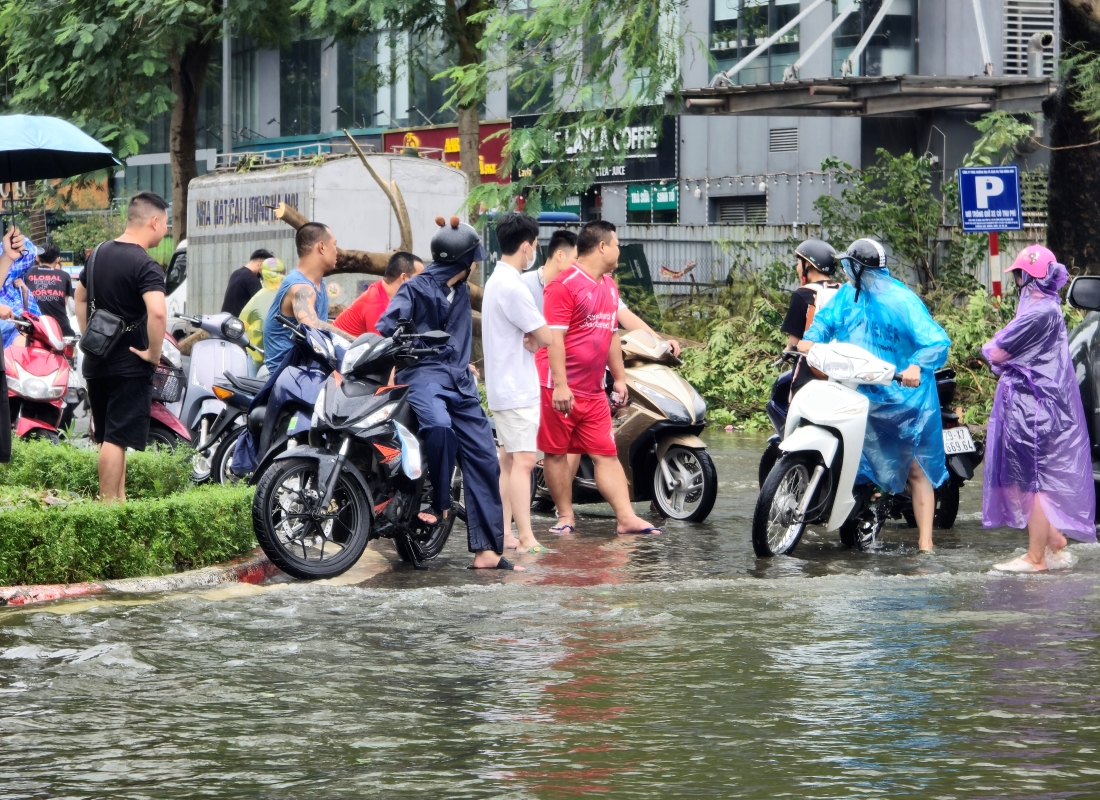 Toàn cảnh Hà Nội trong ngày nước sông Hồng dâng cao: Quận Tây Hồ, Hoàn Kiếm sẵn sàng di dời dân tránh lũ- Ảnh 32.