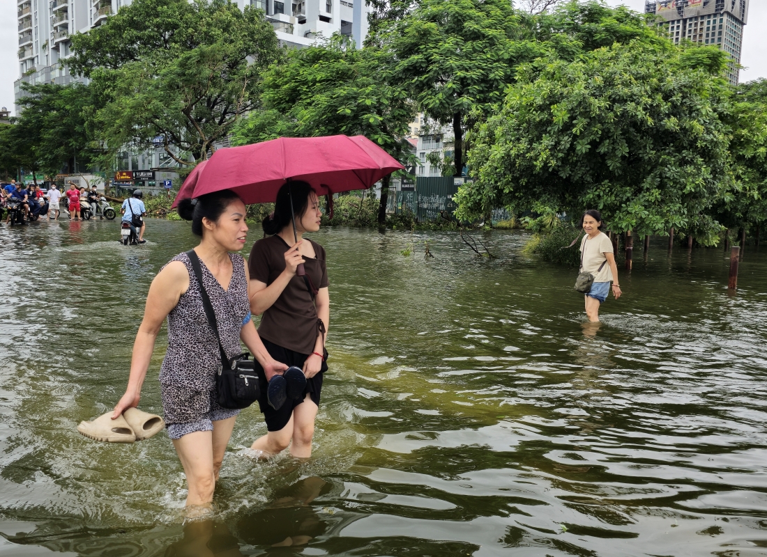 Toàn cảnh Hà Nội trong ngày nước sông Hồng dâng cao: Quận Tây Hồ, Hoàn Kiếm sẵn sàng di dời dân tránh lũ- Ảnh 24.