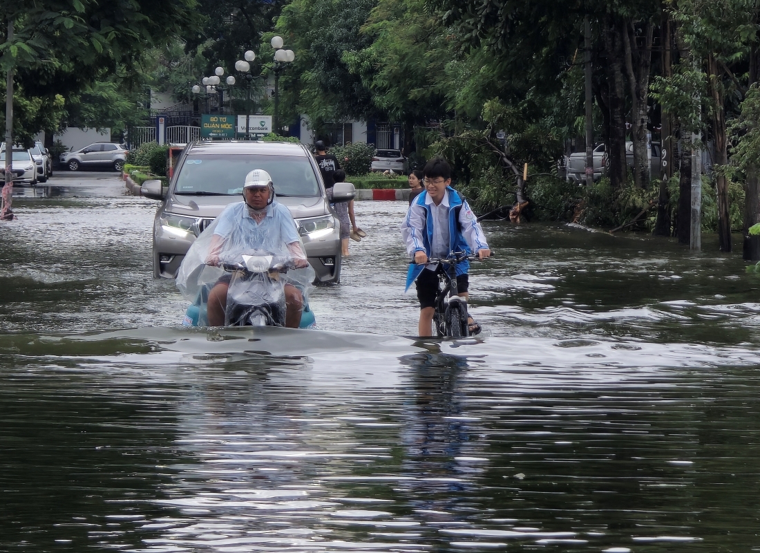 Toàn cảnh Hà Nội trong ngày nước sông Hồng dâng cao: Quận Tây Hồ, Hoàn Kiếm sẵn sàng di dời dân tránh lũ- Ảnh 20.