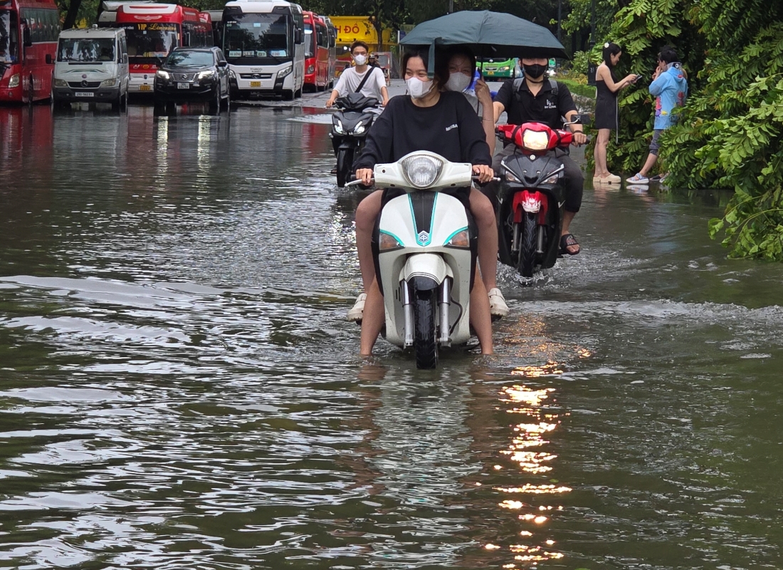 Toàn cảnh Hà Nội trong ngày nước sông Hồng dâng cao: Quận Tây Hồ, Hoàn Kiếm sẵn sàng di dời dân tránh lũ- Ảnh 27.