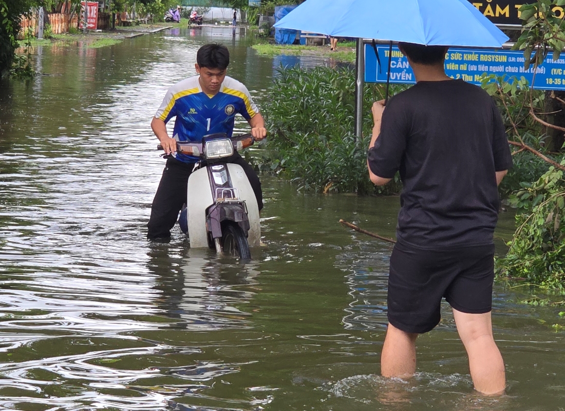 Toàn cảnh Hà Nội trong ngày nước sông Hồng dâng cao: Quận Tây Hồ, Hoàn Kiếm sẵn sàng di dời dân tránh lũ- Ảnh 22.