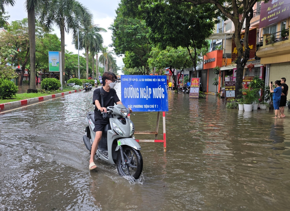 Toàn cảnh Hà Nội trong ngày nước sông Hồng dâng cao: Quận Tây Hồ, Hoàn Kiếm sẵn sàng di dời dân tránh lũ- Ảnh 30.