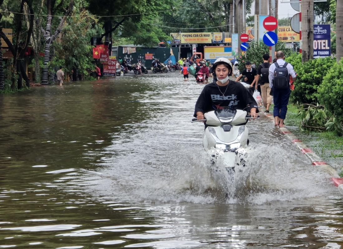 Toàn cảnh Hà Nội trong ngày nước sông Hồng dâng cao: Quận Tây Hồ, Hoàn Kiếm sẵn sàng di dời dân tránh lũ- Ảnh 23.