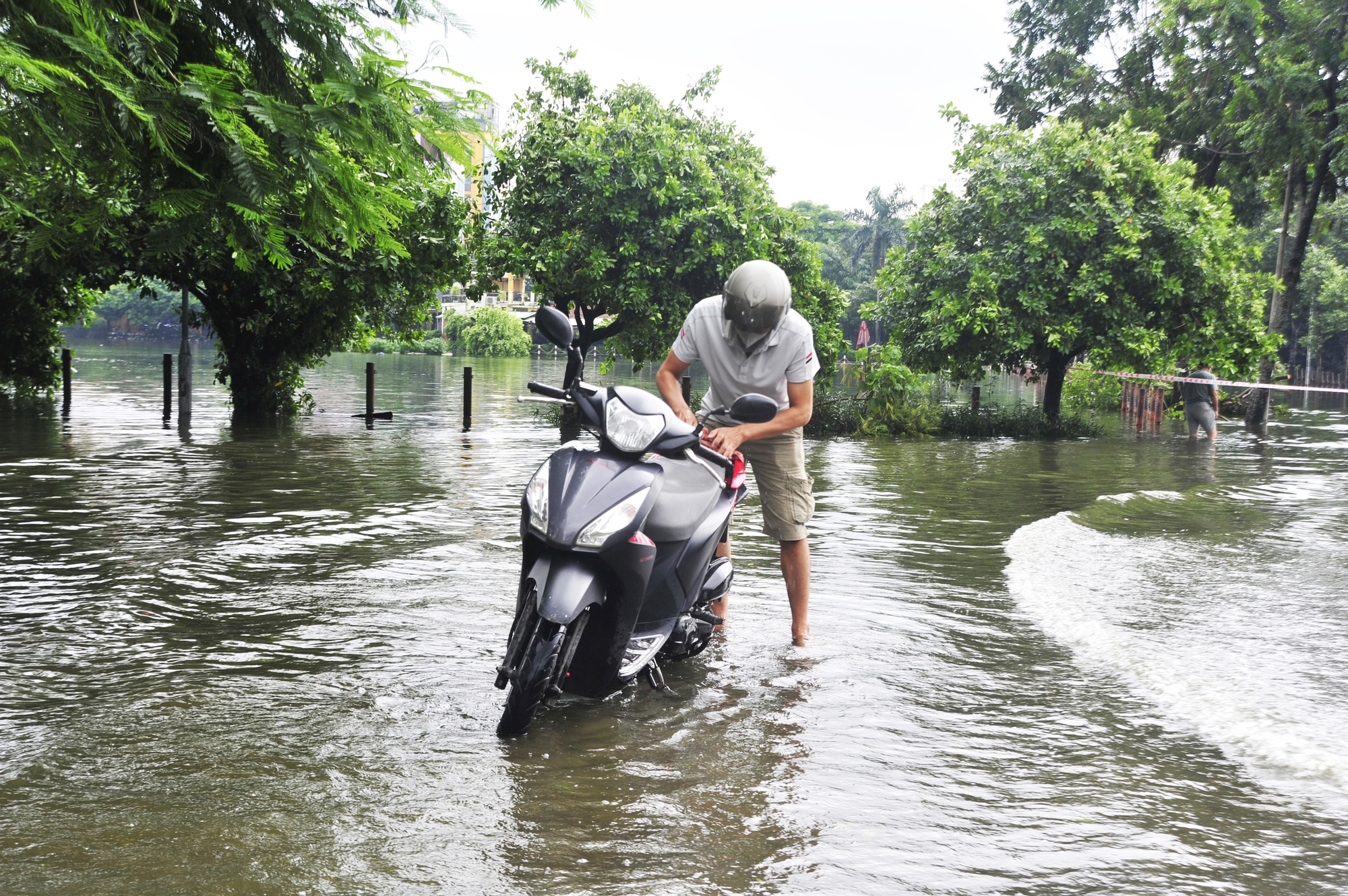 Người đàn ông tranh thủ rửa xe