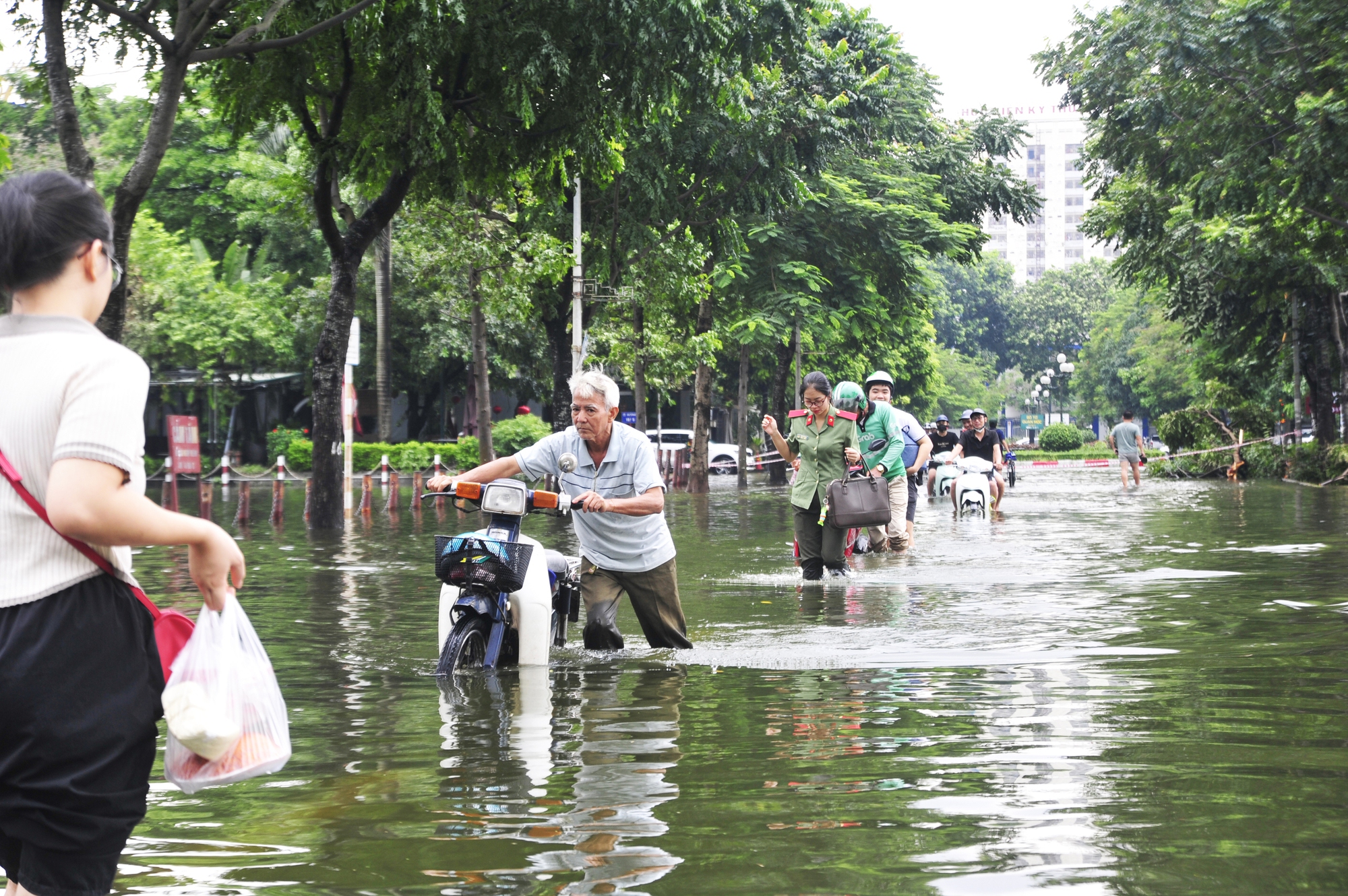 Cụ ông cố gắng đi qua để về nhà