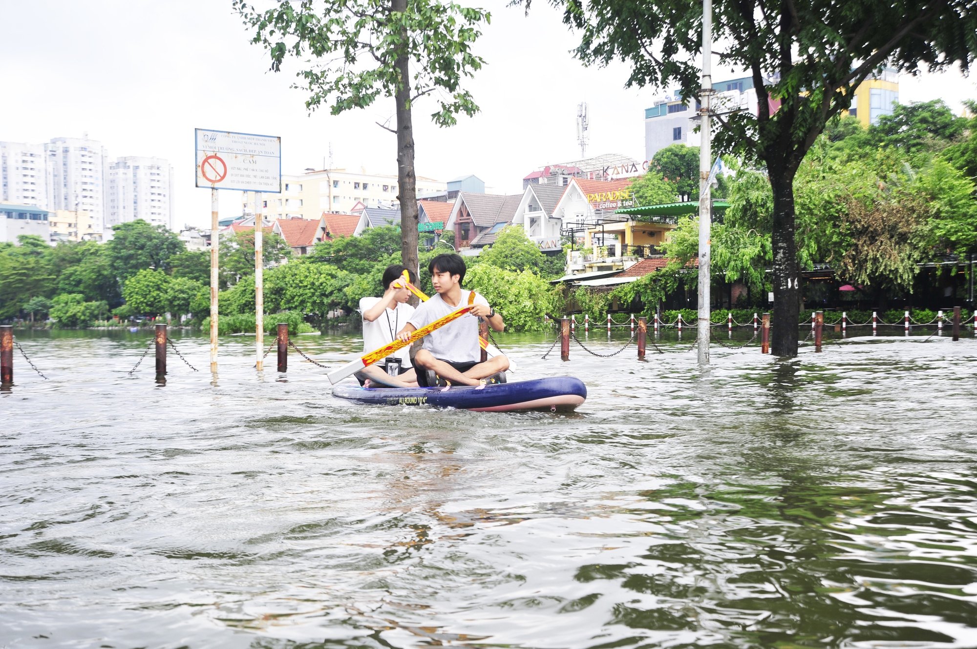 Hà Nội: Đường trong đô thị Văn Quán trở thành sông, nhiều bạn trẻ tranh thủ chụp ảnh, bơi thuyền- Ảnh 10.