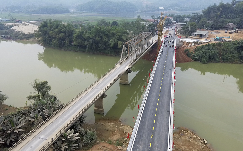 CLIP: Kinh hãi khoảnh khắc sà lan trôi tự do giữa dòng nước dữ, va đập cực mạnh vào cầu Tô Mậu- Ảnh 1.