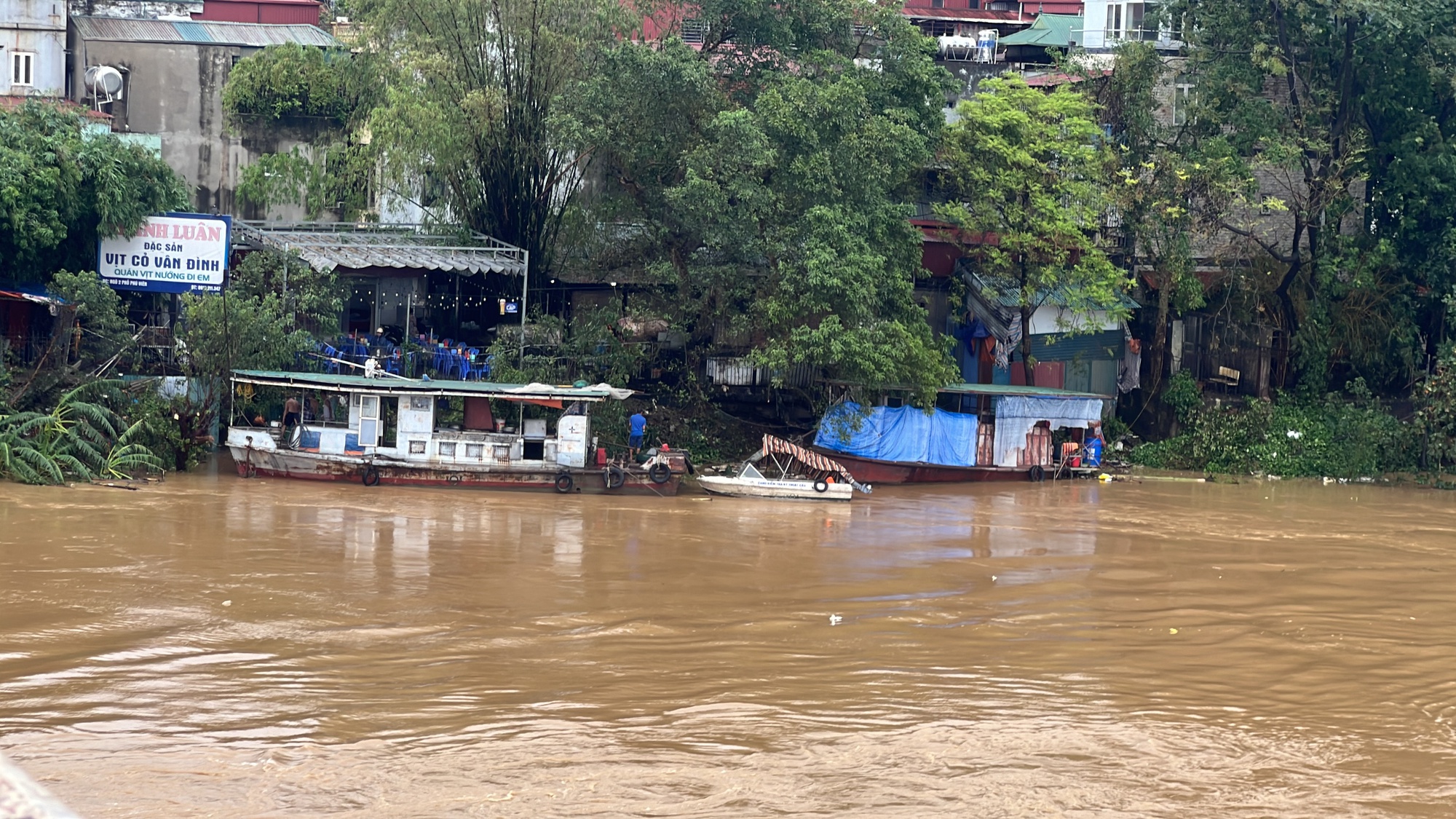 Toàn cảnh Hà Nội trong ngày nước sông Hồng dâng cao: Quận Tây Hồ, Hoàn Kiếm sẵn sàng di dời dân tránh lũ- Ảnh 69.