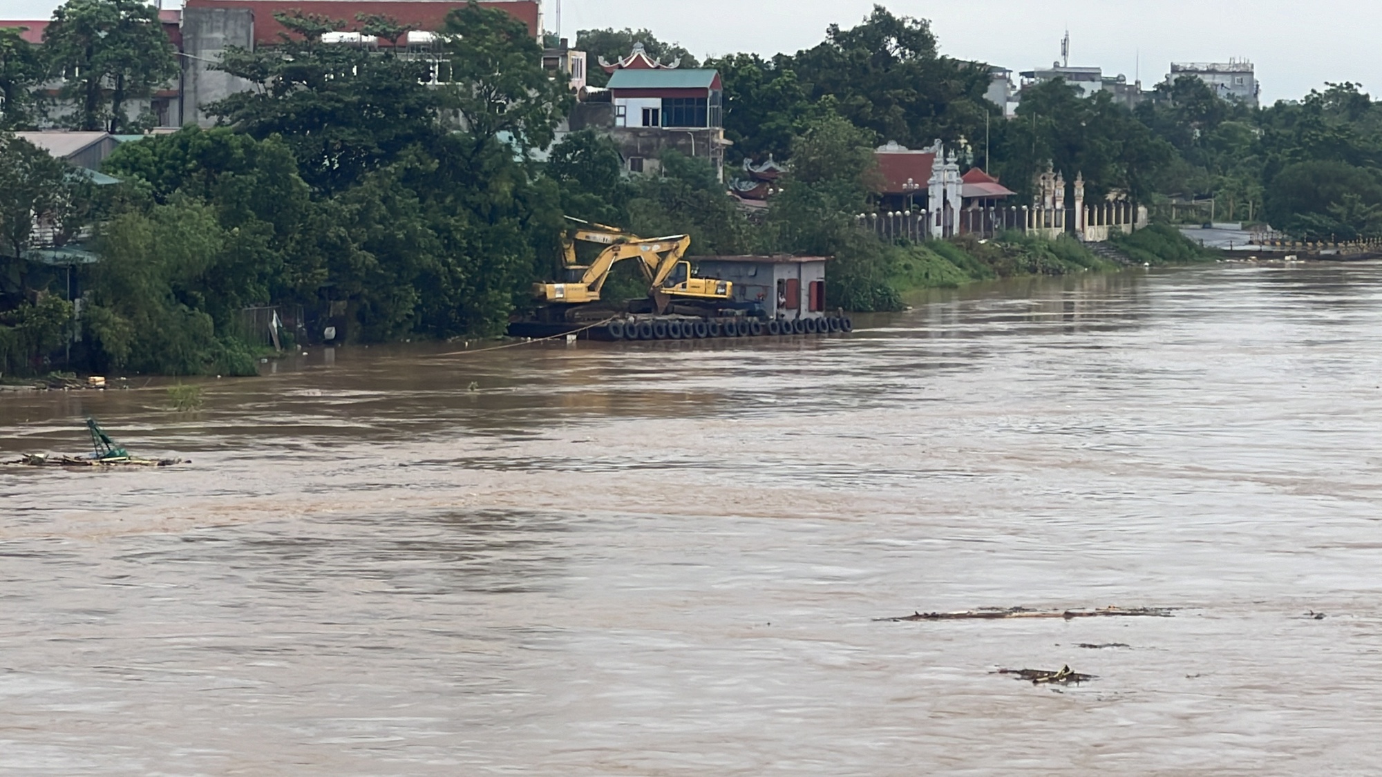 Toàn cảnh Hà Nội trong ngày nước sông Hồng dâng cao: Quận Tây Hồ, Hoàn Kiếm sẵn sàng di dời dân tránh lũ- Ảnh 68.