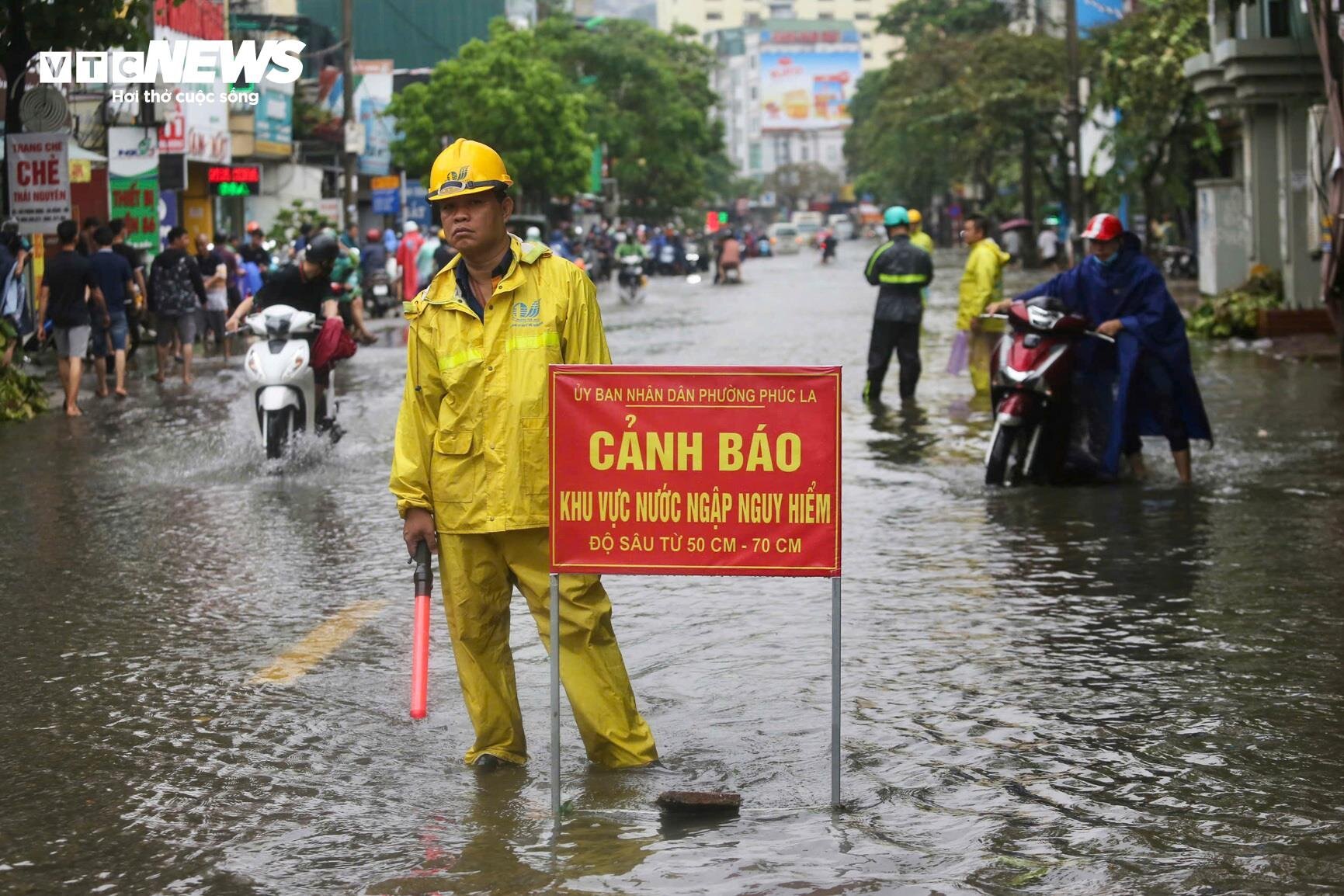 Bãi bồi sông Hồng ngập, người dân nói chưa bao giờ lũ dâng cao như thế- Ảnh 17.