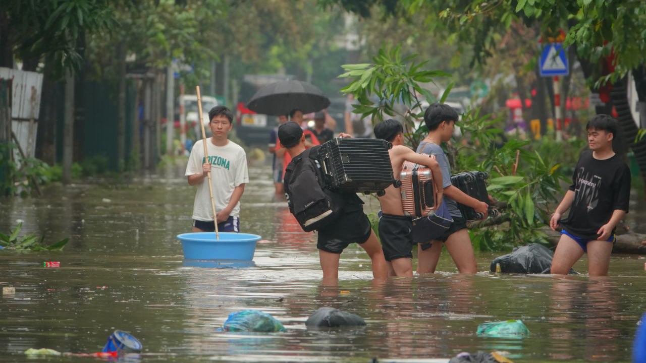 Toàn cảnh Hà Nội trong ngày nước sông Hồng dâng cao: Quận Tây Hồ, Hoàn Kiếm sẵn sàng di dời dân tránh lũ- Ảnh 48.