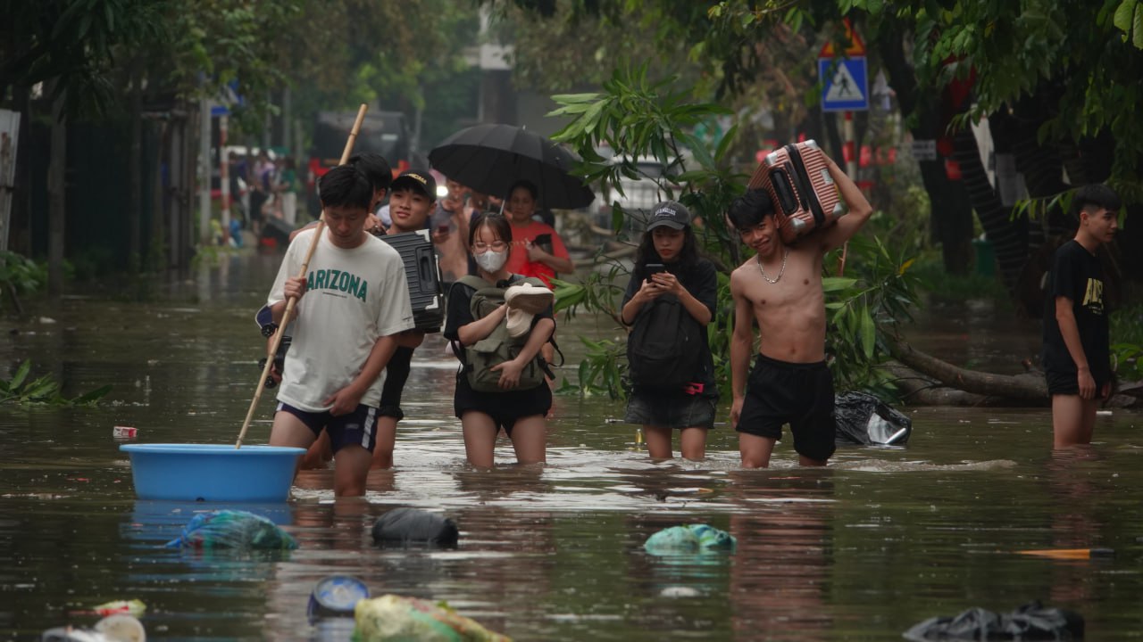 Toàn cảnh Hà Nội trong ngày nước sông Hồng dâng cao: Quận Tây Hồ, Hoàn Kiếm sẵn sàng di dời dân tránh lũ- Ảnh 49.