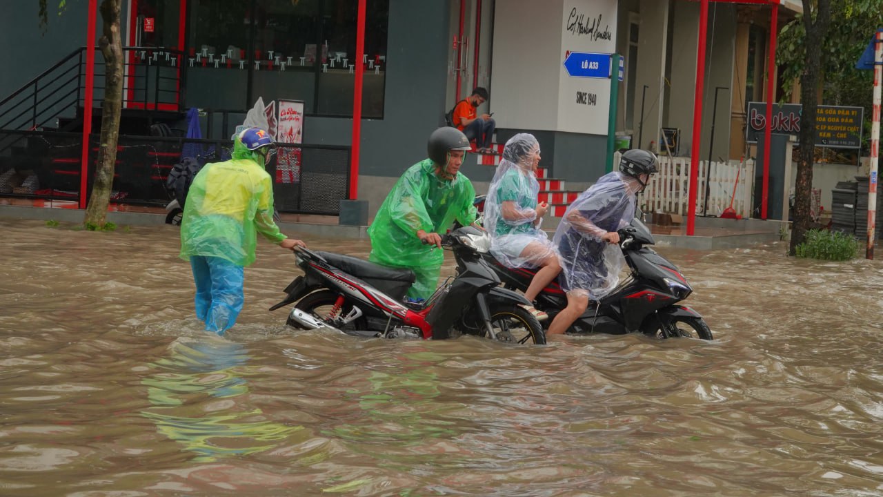 Toàn cảnh Hà Nội trong ngày nước sông Hồng dâng cao: Quận Tây Hồ, Hoàn Kiếm sẵn sàng di dời dân tránh lũ- Ảnh 51.