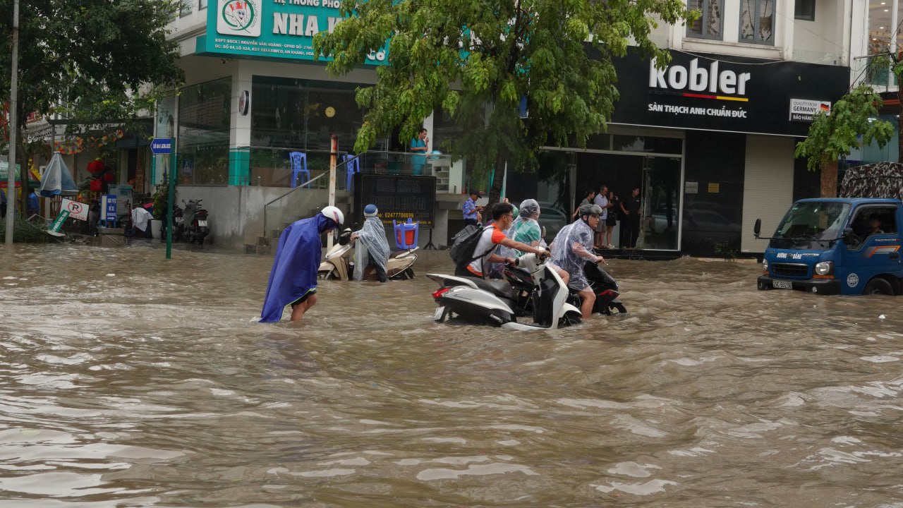 Toàn cảnh Hà Nội trong ngày nước sông Hồng dâng cao: Quận Tây Hồ, Hoàn Kiếm sẵn sàng di dời dân tránh lũ- Ảnh 52.