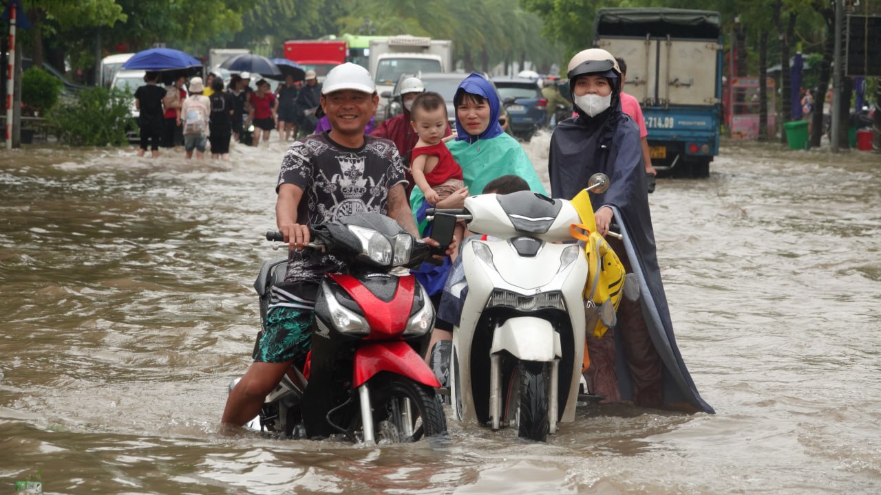 Toàn cảnh Hà Nội trong ngày nước sông Hồng dâng cao: Quận Tây Hồ, Hoàn Kiếm sẵn sàng di dời dân tránh lũ- Ảnh 53.