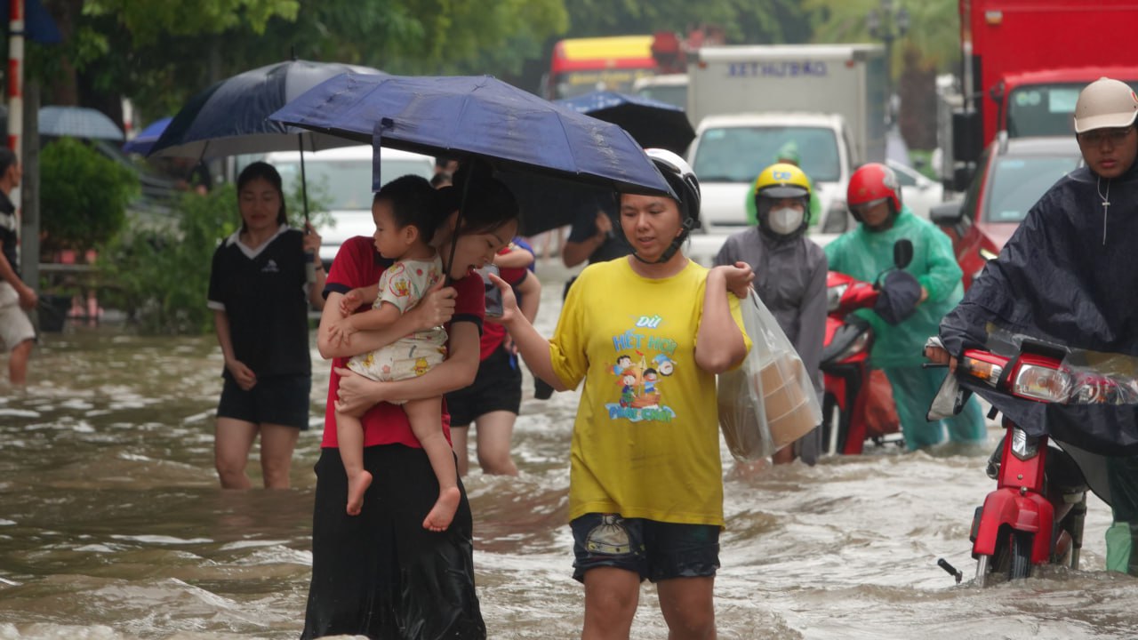 Toàn cảnh Hà Nội trong ngày nước sông Hồng dâng cao: Quận Tây Hồ, Hoàn Kiếm sẵn sàng di dời dân tránh lũ- Ảnh 50.