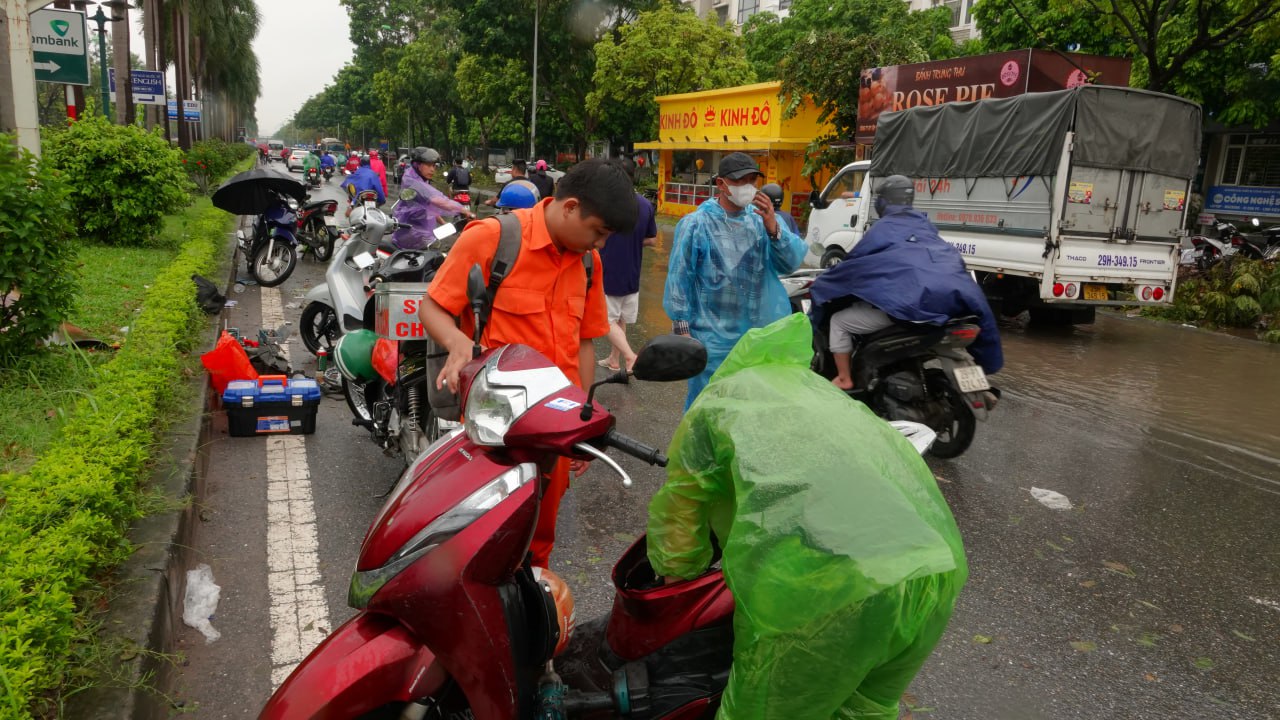 Toàn cảnh Hà Nội trong ngày nước sông Hồng dâng cao: Quận Tây Hồ, Hoàn Kiếm sẵn sàng di dời dân tránh lũ- Ảnh 55.