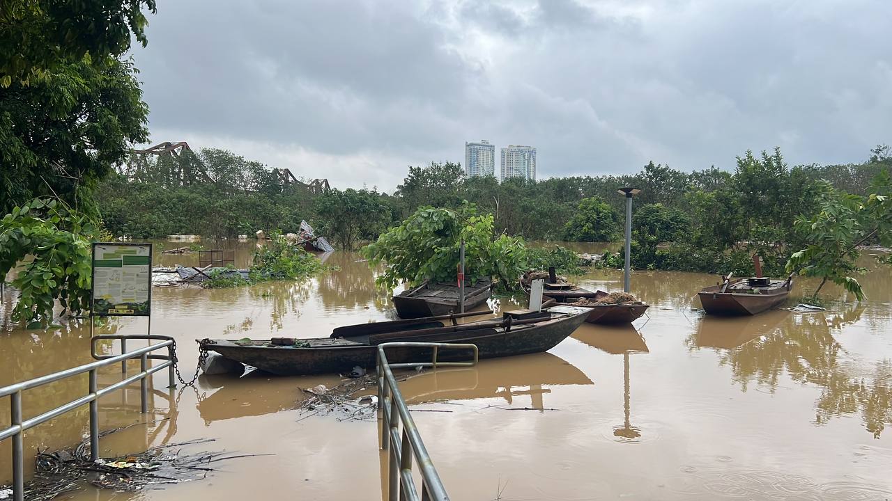 Toàn cảnh Hà Nội trong ngày nước sông Hồng dâng cao: Quận Tây Hồ, Hoàn Kiếm sẵn sàng di dời dân tránh lũ- Ảnh 43.