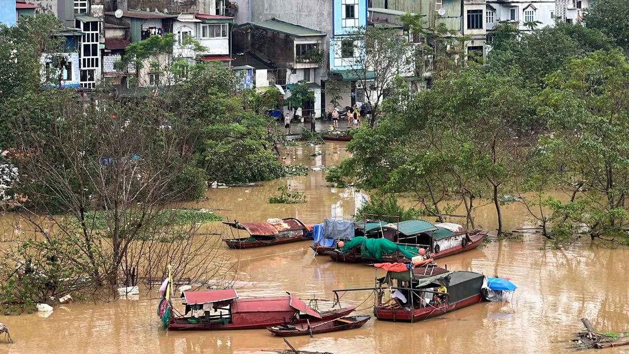 Toàn cảnh Hà Nội trong ngày nước sông Hồng dâng cao: Quận Tây Hồ, Hoàn Kiếm sẵn sàng di dời dân tránh lũ- Ảnh 41.