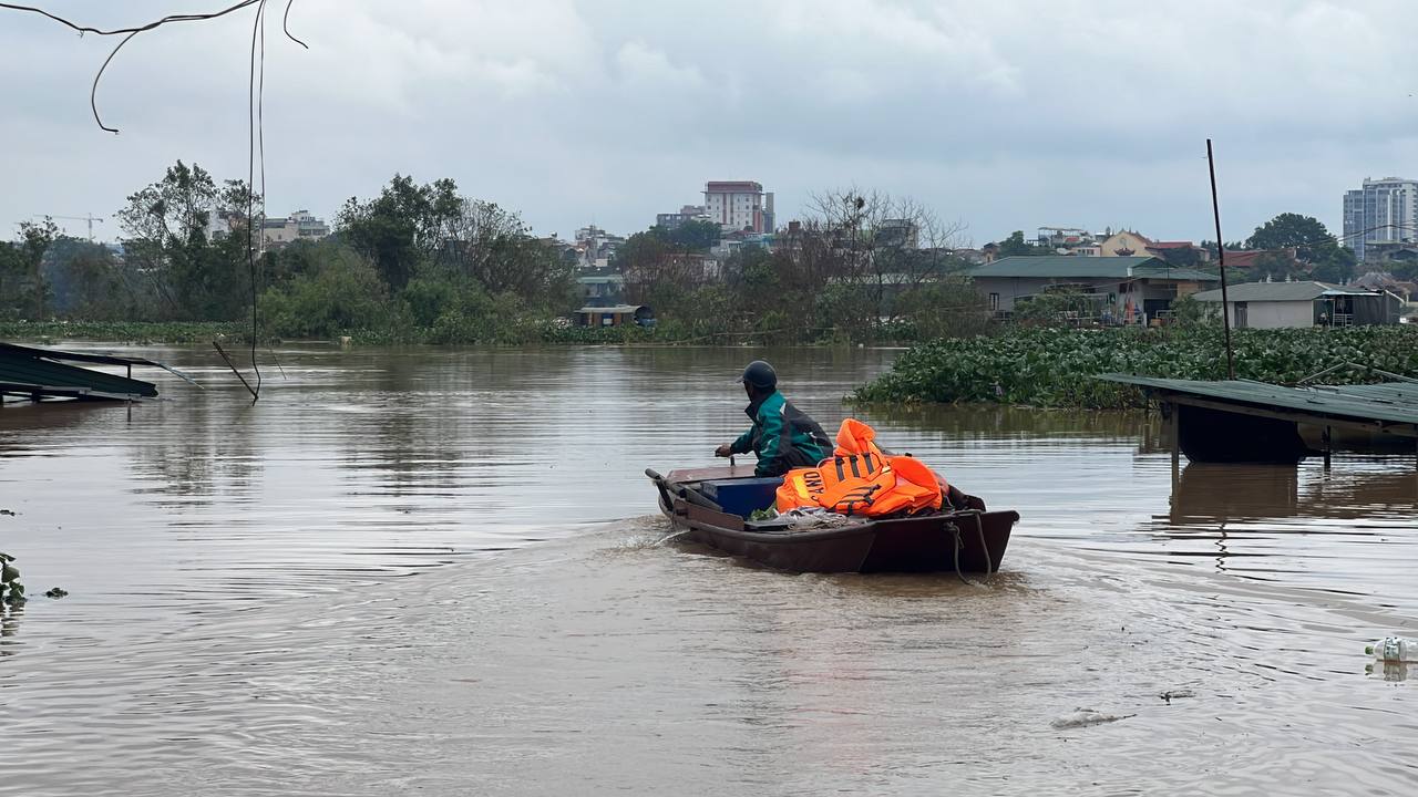 Toàn cảnh Hà Nội trong ngày nước sông Hồng dâng cao: Quận Tây Hồ, Hoàn Kiếm sẵn sàng di dời dân tránh lũ- Ảnh 42.