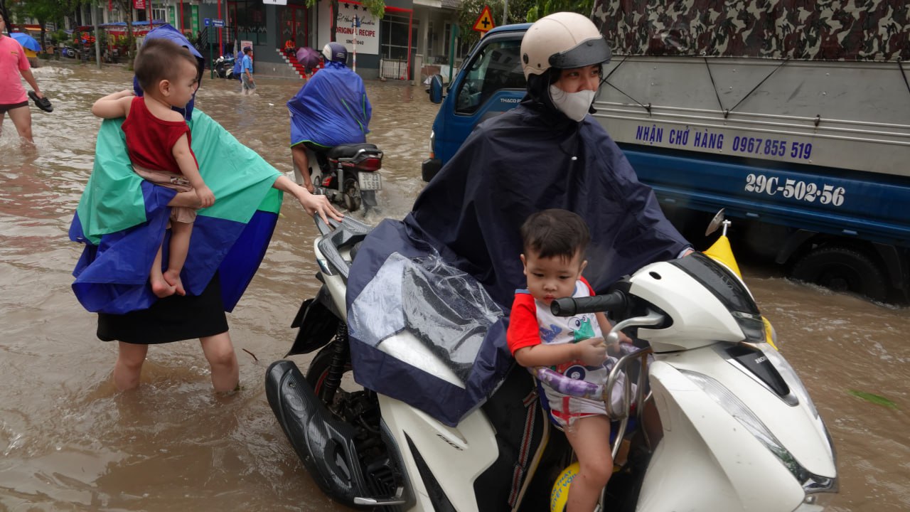 Toàn cảnh Hà Nội trong ngày nước sông Hồng dâng cao: Quận Tây Hồ, Hoàn Kiếm sẵn sàng di dời dân tránh lũ- Ảnh 56.