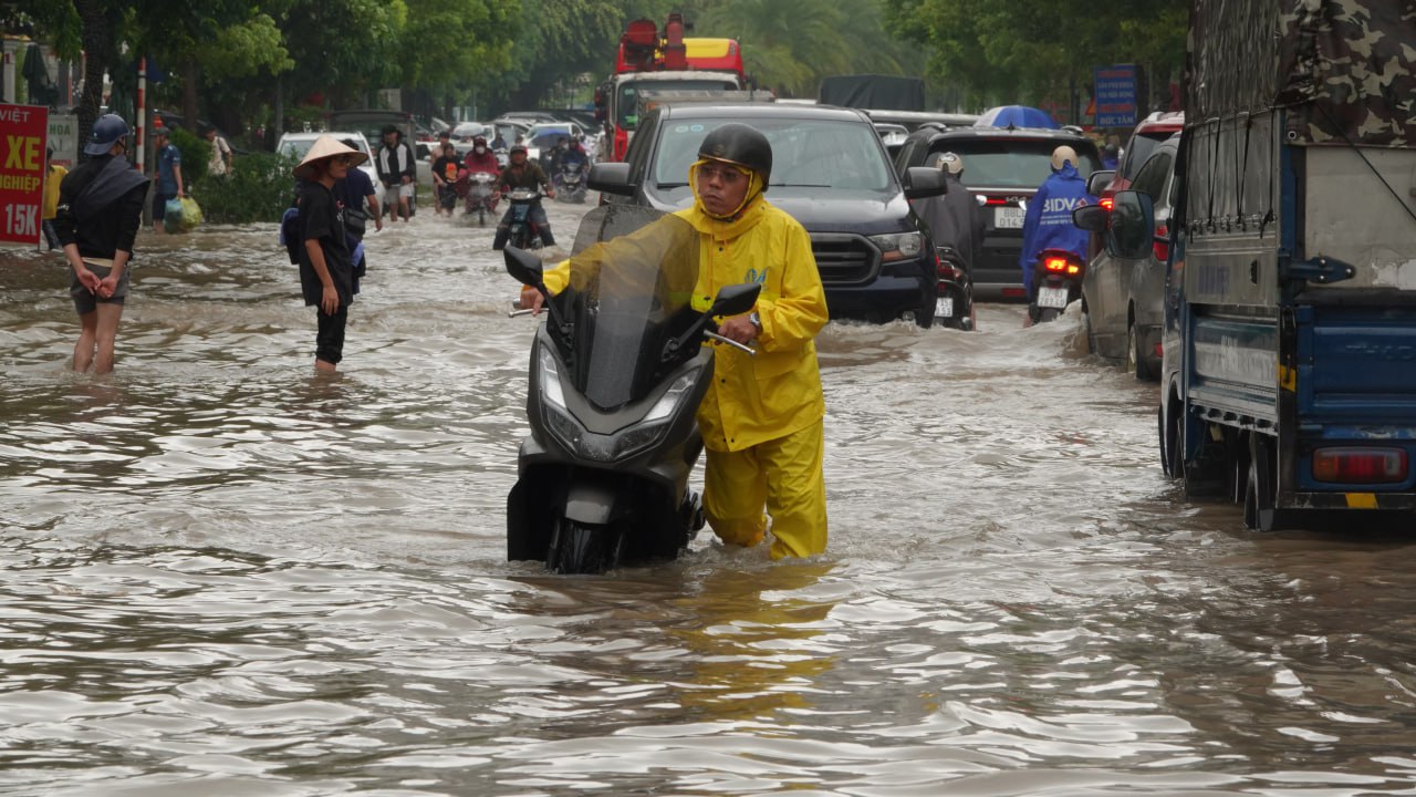 Toàn cảnh Hà Nội trong ngày nước sông Hồng dâng cao: Quận Tây Hồ, Hoàn Kiếm sẵn sàng di dời dân tránh lũ- Ảnh 59.