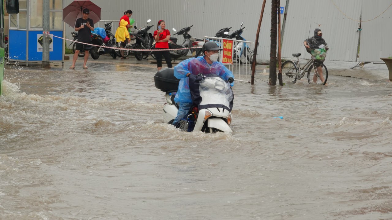 Toàn cảnh Hà Nội trong ngày nước sông Hồng dâng cao: Quận Tây Hồ, Hoàn Kiếm sẵn sàng di dời dân tránh lũ- Ảnh 60.