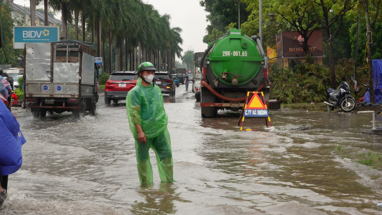 Toàn cảnh Hà Nội trong ngày nước sông Hồng dâng cao: Quận Tây Hồ, Hoàn Kiếm sẵn sàng di dời dân tránh lũ- Ảnh 62.