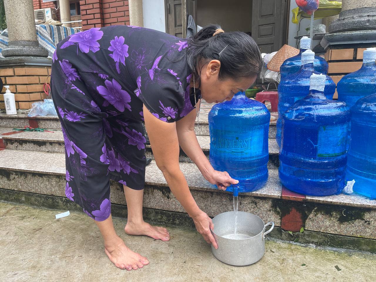 "Rốn lũ" Chương Mỹ chạy ngập: Người dân dùng thuyền đi lại, hết lần ngập này lại đến đợt lụt khác nối nhau- Ảnh 2.