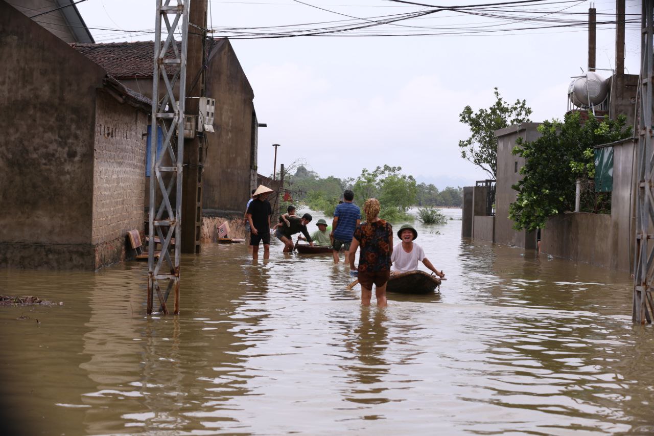 "Rốn lũ" Chương Mỹ chạy ngập: Người dân dùng thuyền đi lại, hết lần ngập này lại đến đợt lụt khác nối nhau- Ảnh 8.