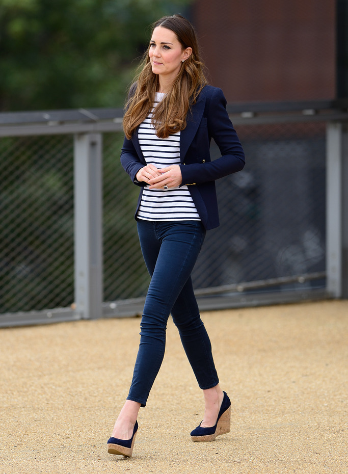 Chiếc áo chiếm sóng quá nhiều trong tủ đồ của Kate Middleton, hóa ra là mẫu kinh điển giao mùa chị em nào cũng thích- Ảnh 6.