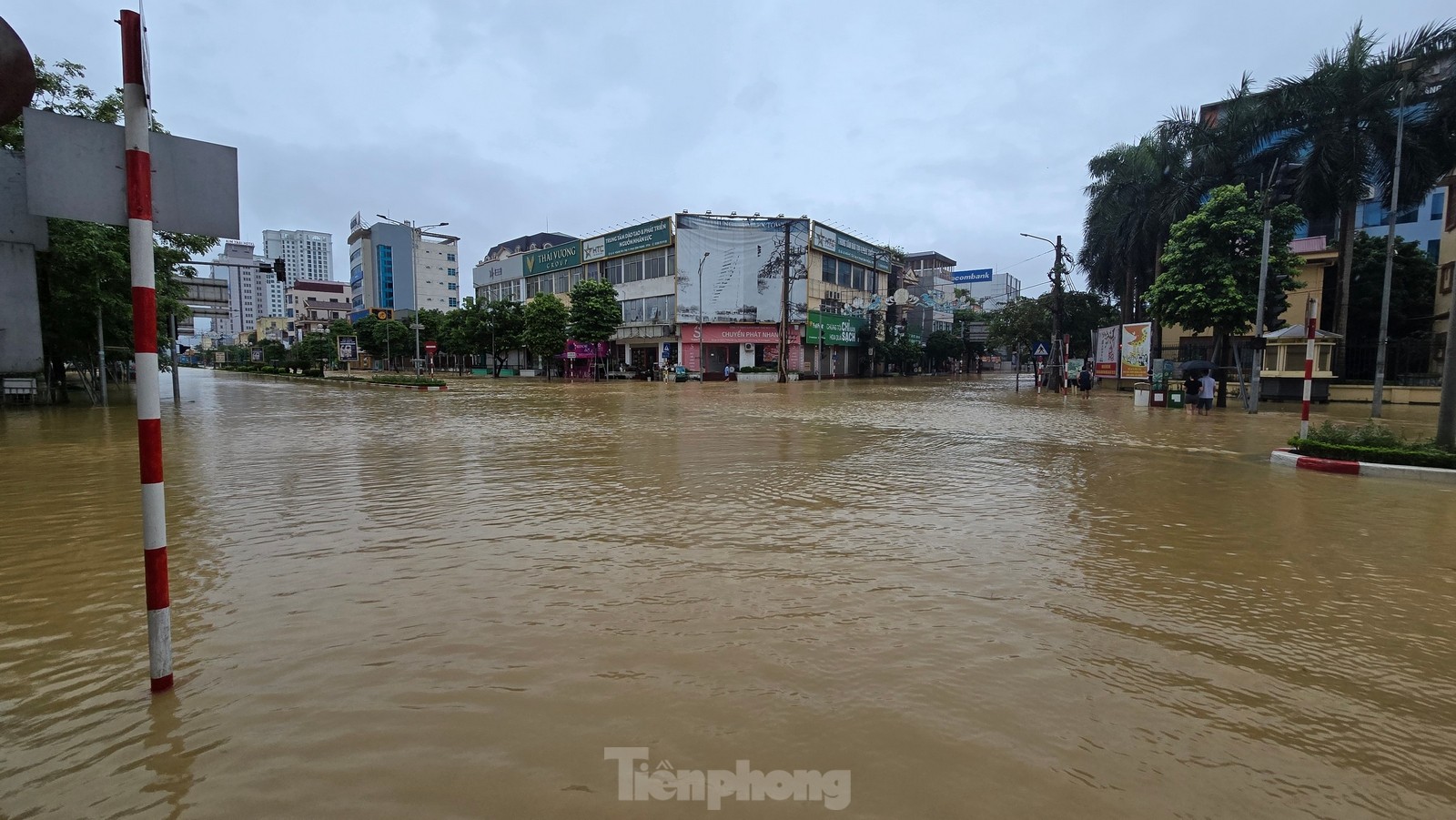 Thái Nguyên: Nước lũ ở sông Cầu rút, lực lượng chức năng tiếp tục cứu người- Ảnh 1.