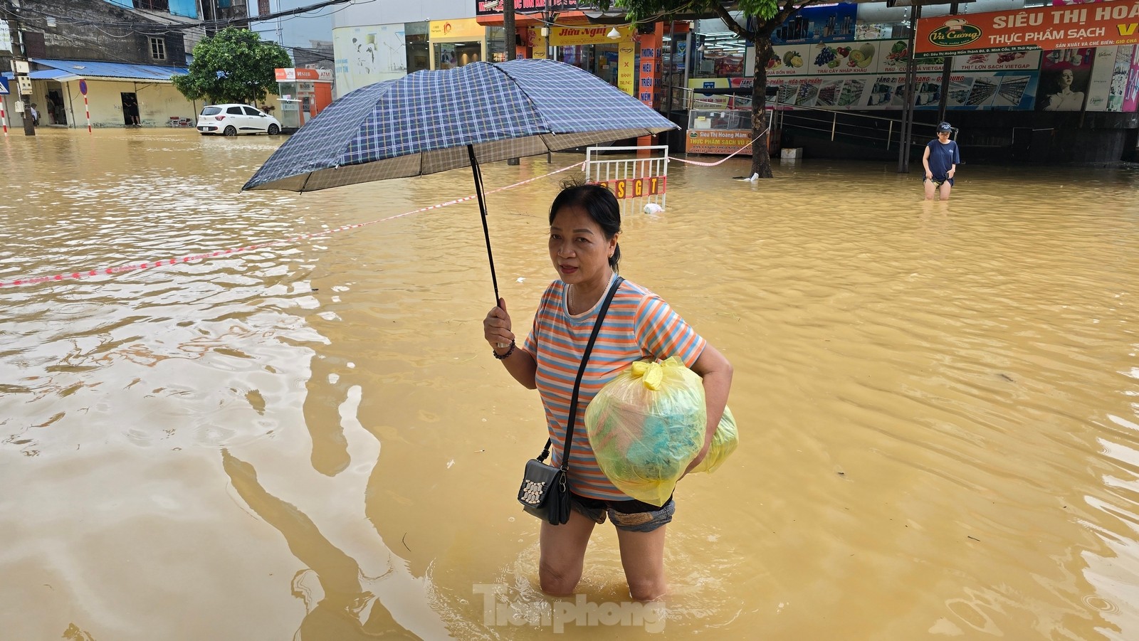 Thái Nguyên: Nước lũ ở sông Cầu rút, lực lượng chức năng tiếp tục cứu người- Ảnh 4.