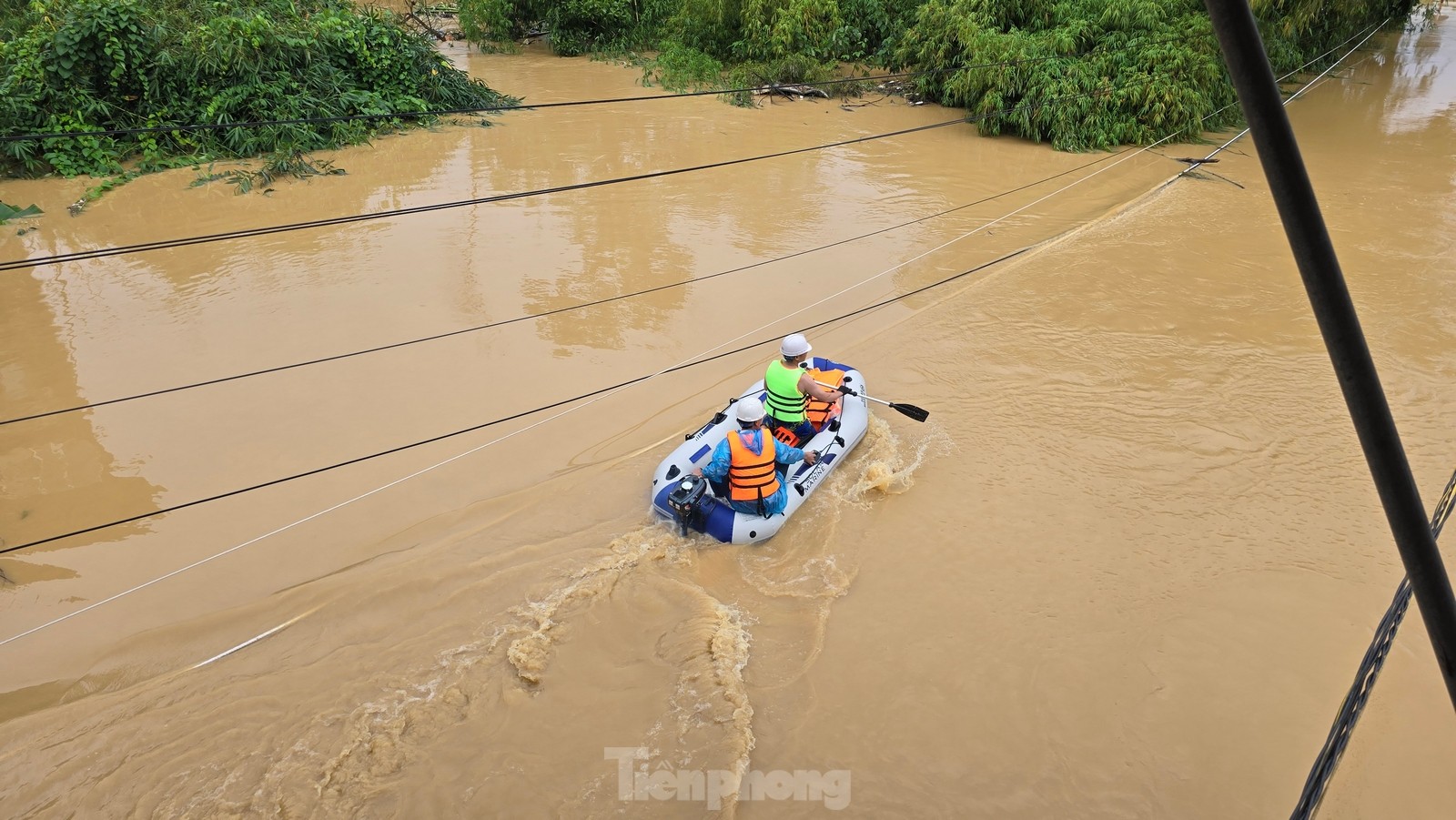 Thái Nguyên: Nước lũ ở sông Cầu rút, lực lượng chức năng tiếp tục cứu người- Ảnh 8.