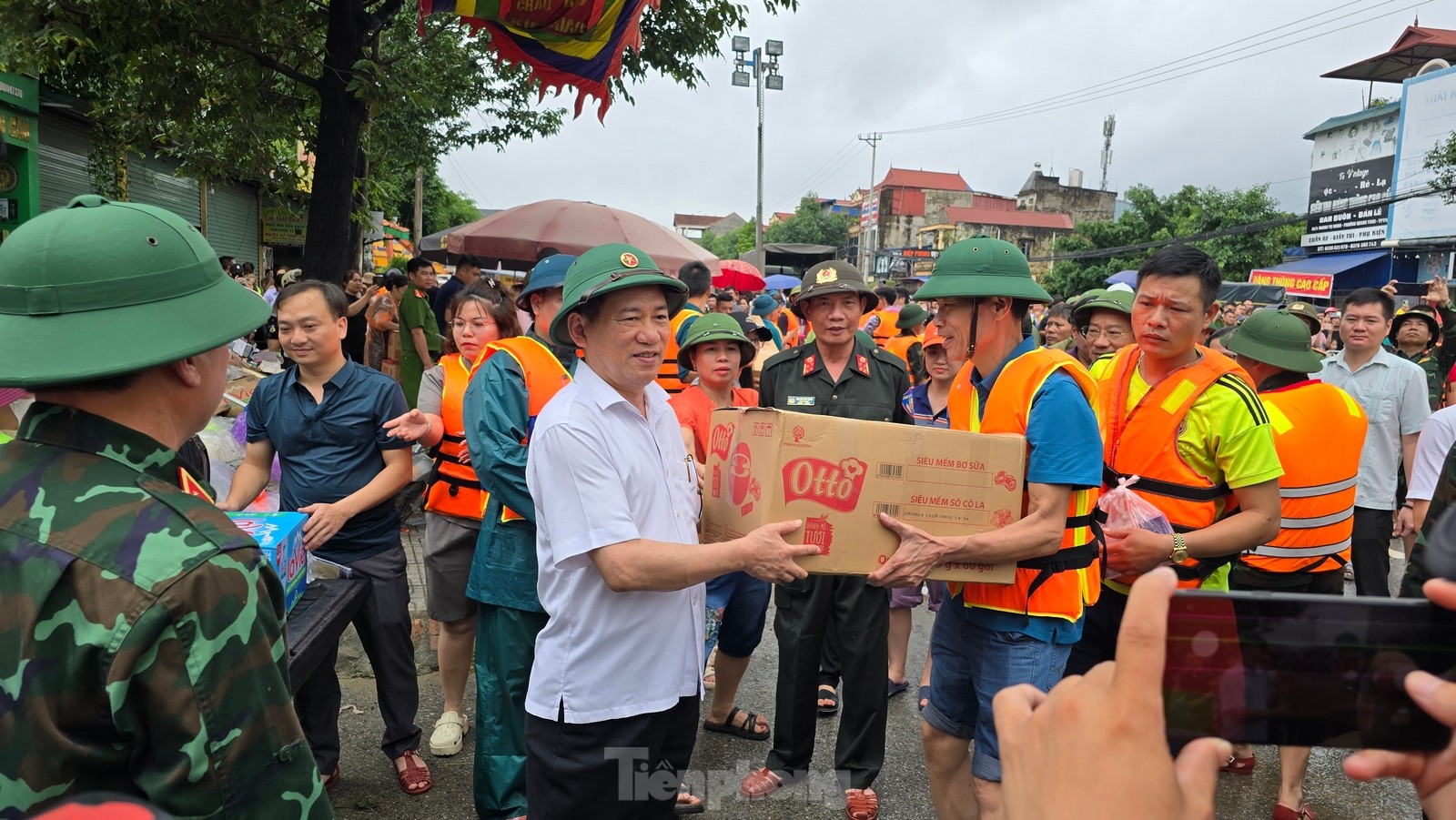 Hình ảnh người các đoàn bộ đội, người dẫn hỗ trợ khu vực miền Bắc bão lụt 2024.