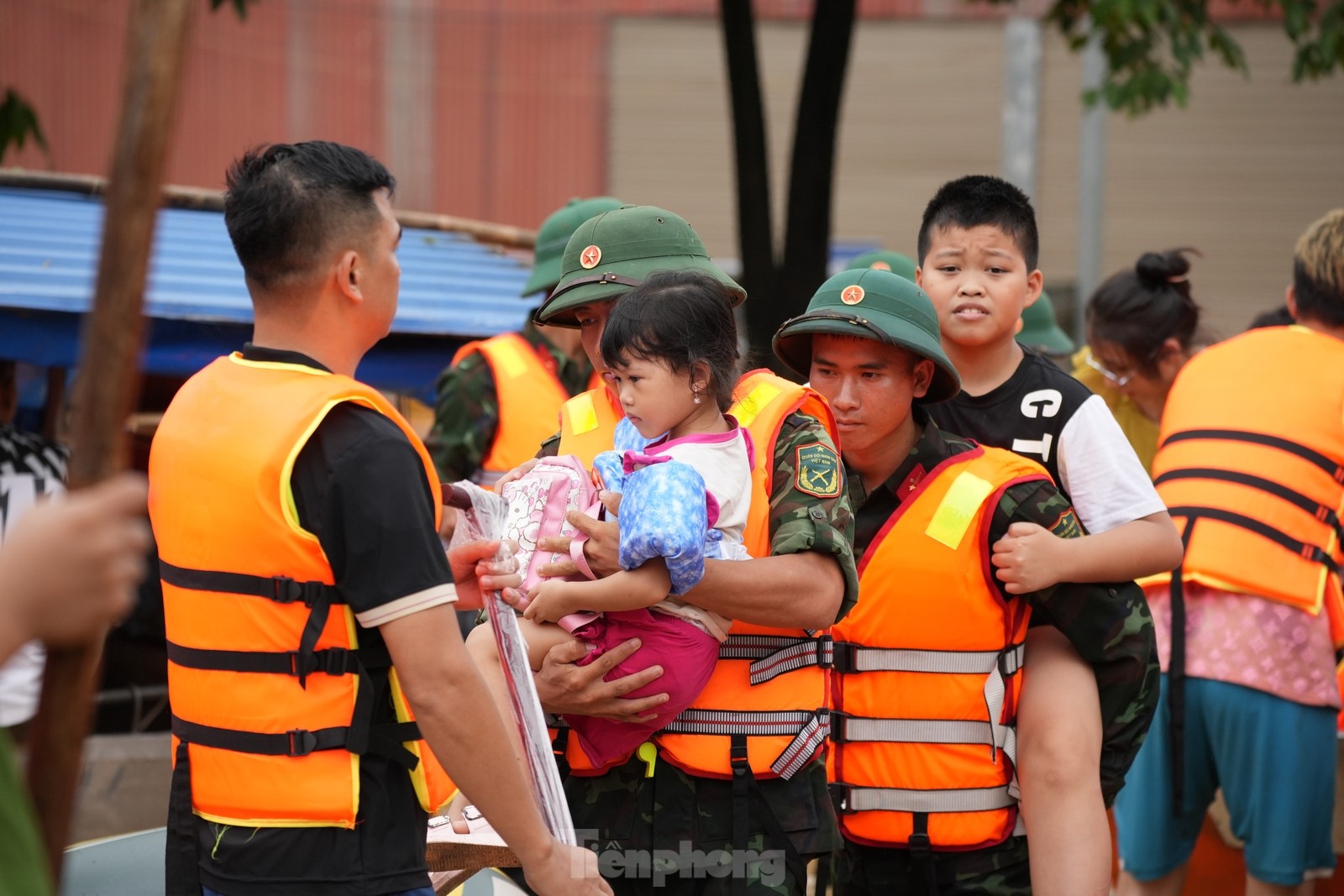 Thái Nguyên: Nước lũ ở sông Cầu rút, lực lượng chức năng tiếp tục cứu người- Ảnh 16.