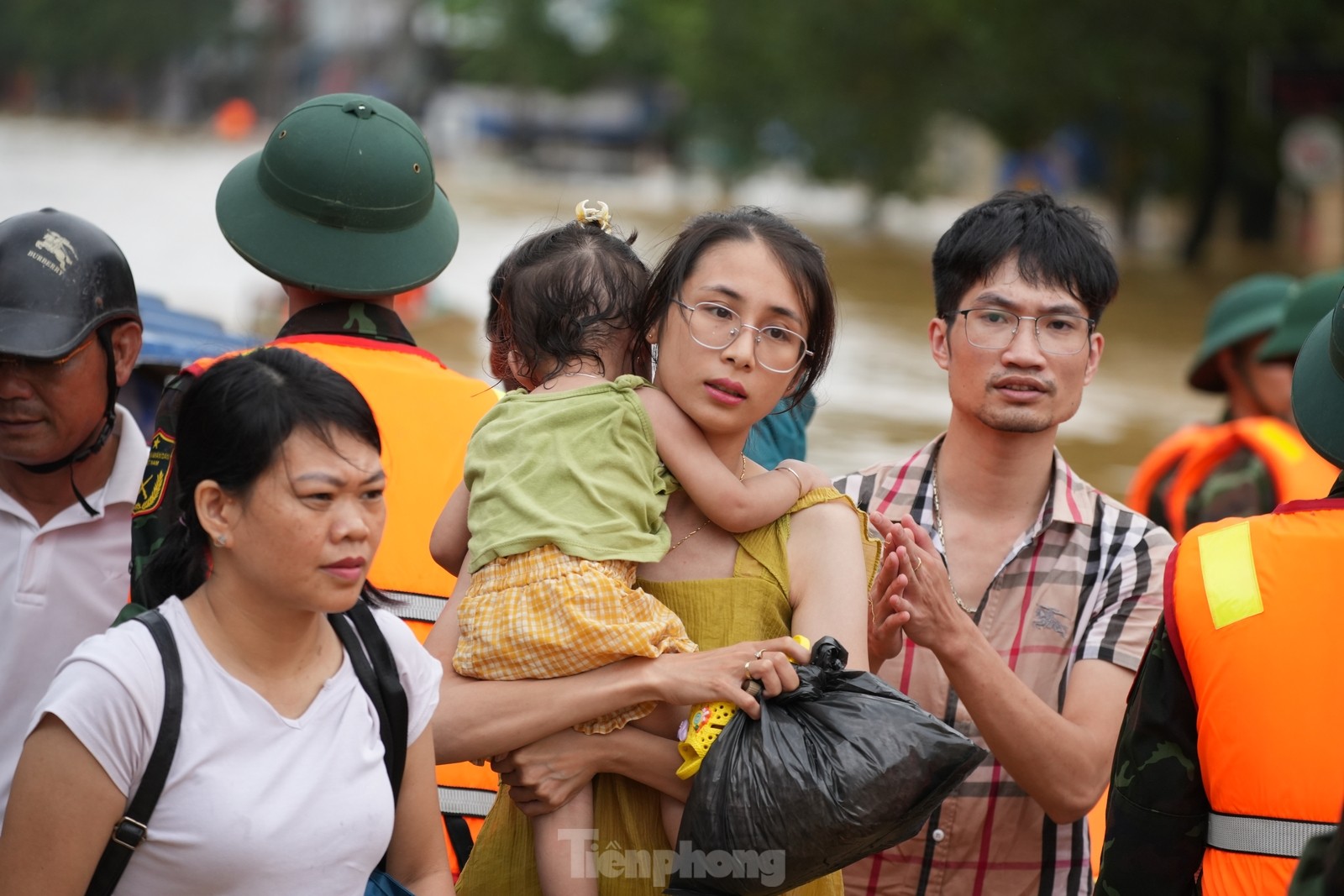 Thái Nguyên: Nước lũ ở sông Cầu rút, lực lượng chức năng tiếp tục cứu người- Ảnh 18.