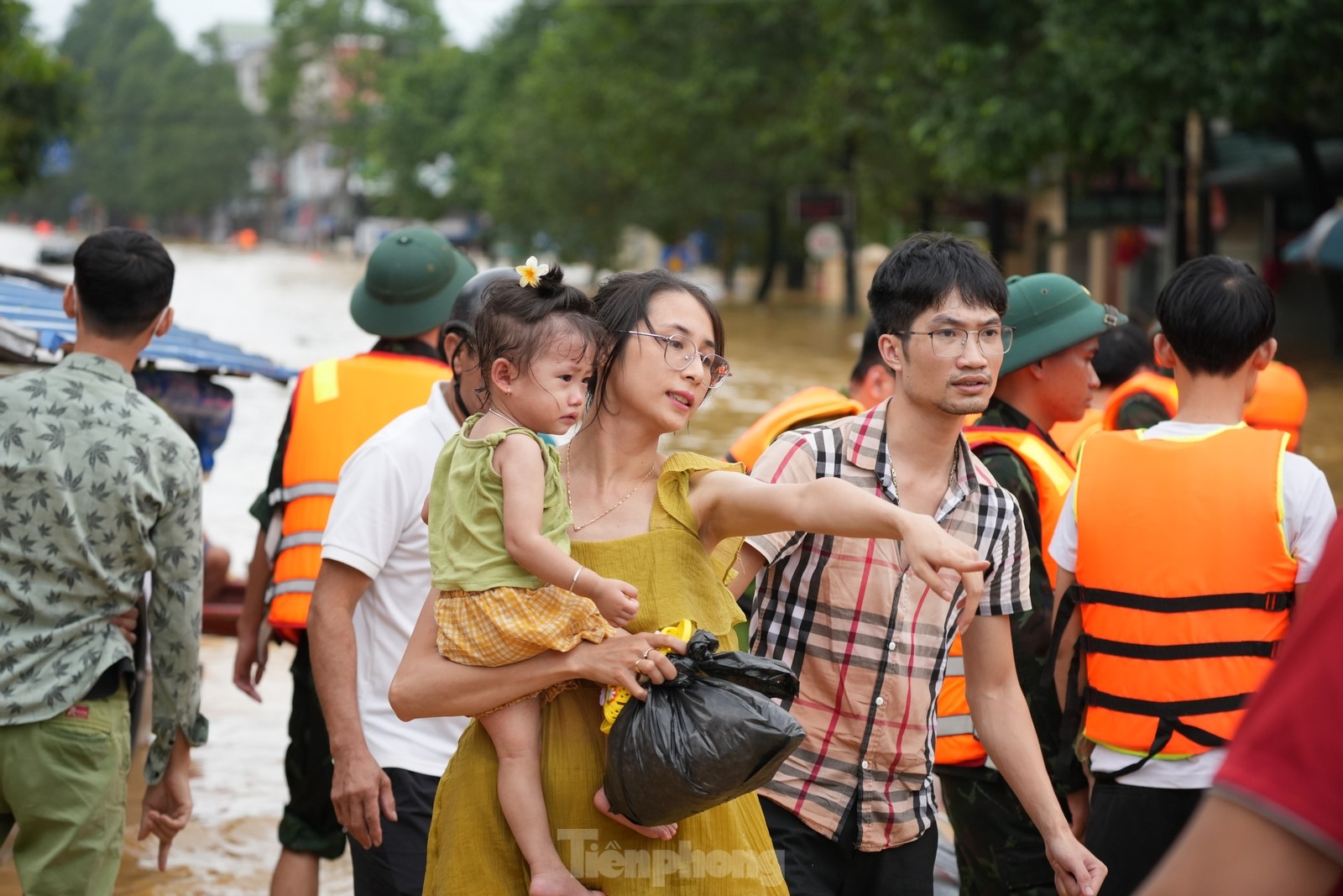 Thái Nguyên: Nước lũ ở sông Cầu rút, lực lượng chức năng tiếp tục cứu người- Ảnh 19.