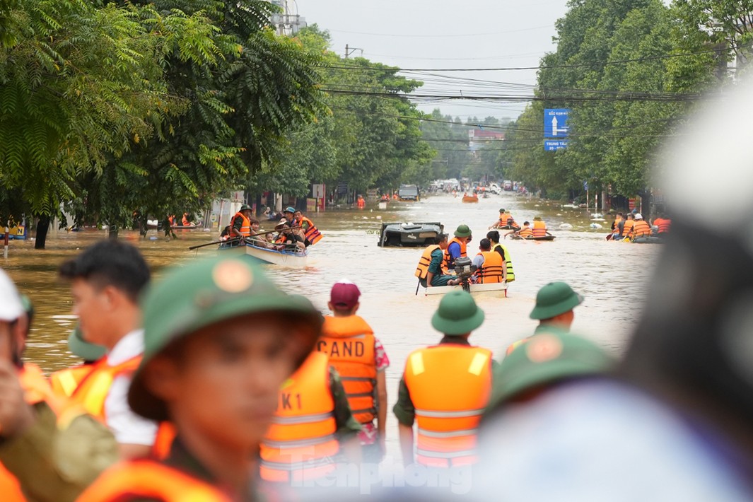 Thái Nguyên: Nước lũ ở sông Cầu rút, lực lượng chức năng tiếp tục cứu người- Ảnh 15.