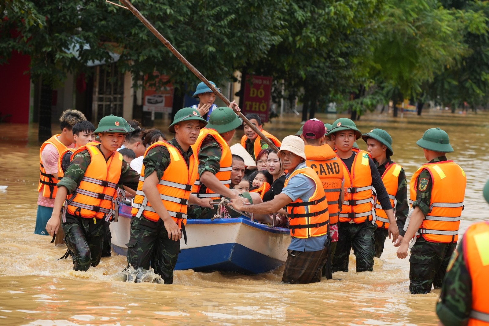 Thái Nguyên: Nước lũ ở sông Cầu rút, lực lượng chức năng tiếp tục cứu người- Ảnh 17.