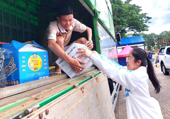 Cụ bà 81 tuổi ôm thùng mì tôm đến ủng hộ đồng bào lũ lụt- Ảnh 3.