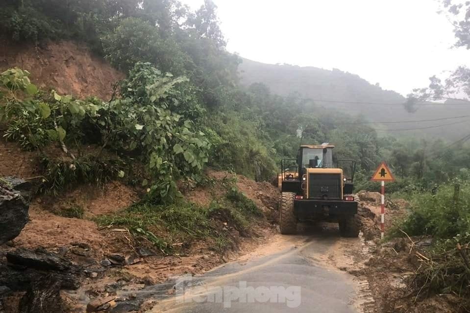 Diễn biến mưa lũ 10/9: Hàng loạt sông ở miền Bắc đạt mức báo động, sẵn sàng trực thăng ứng cứu vùng bị chia cắt- Ảnh 28.