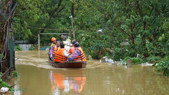 Toàn cảnh Hà Nội trong ngày nước sông Hồng dâng cao: Quận Tây Hồ, Hoàn Kiếm sẵn sàng di dời dân tránh lũ- Ảnh 2.