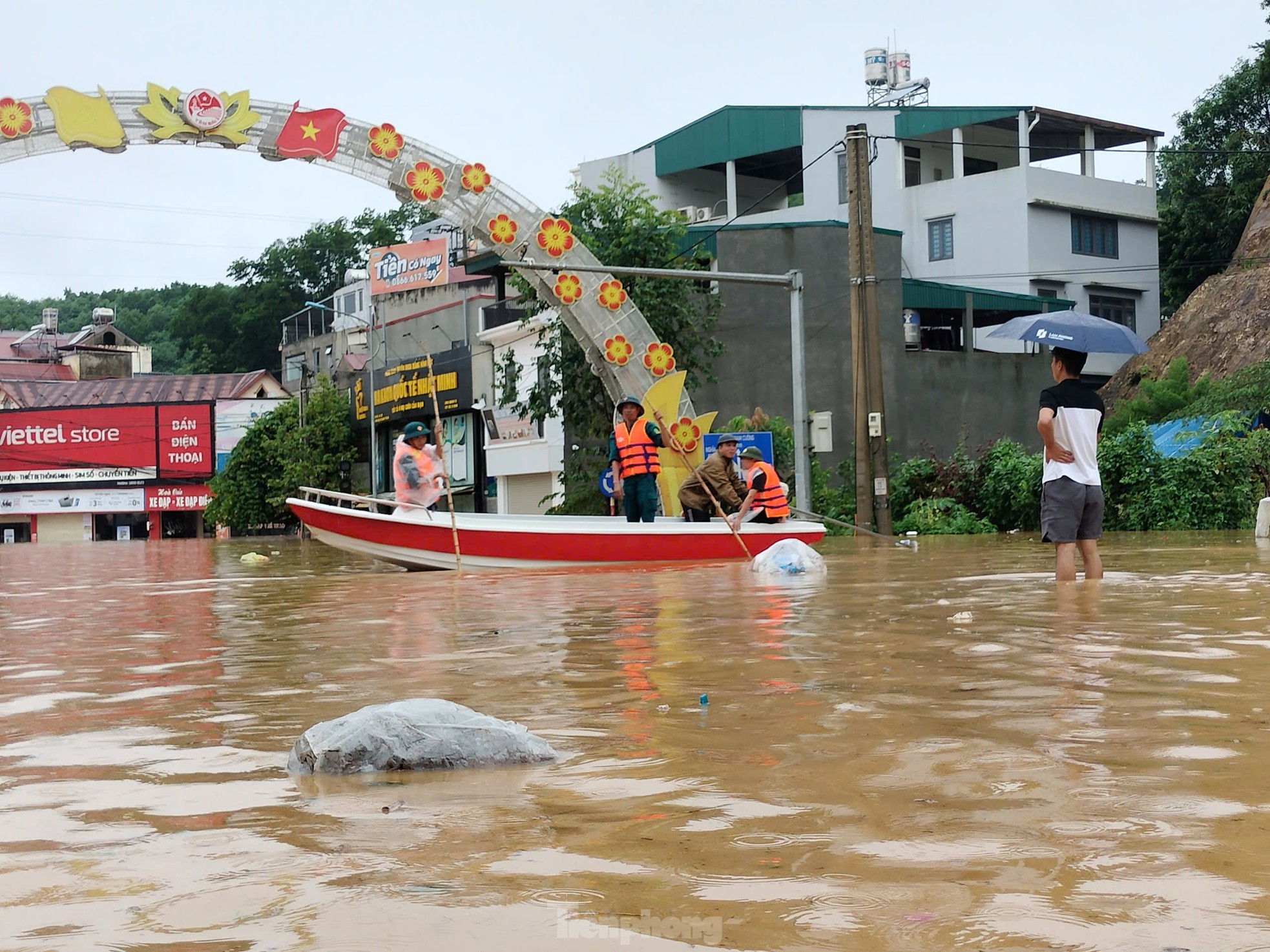 Thành phố Yên Bái chìm trong biển nước, cô lập nhiều phường xã- Ảnh 5.