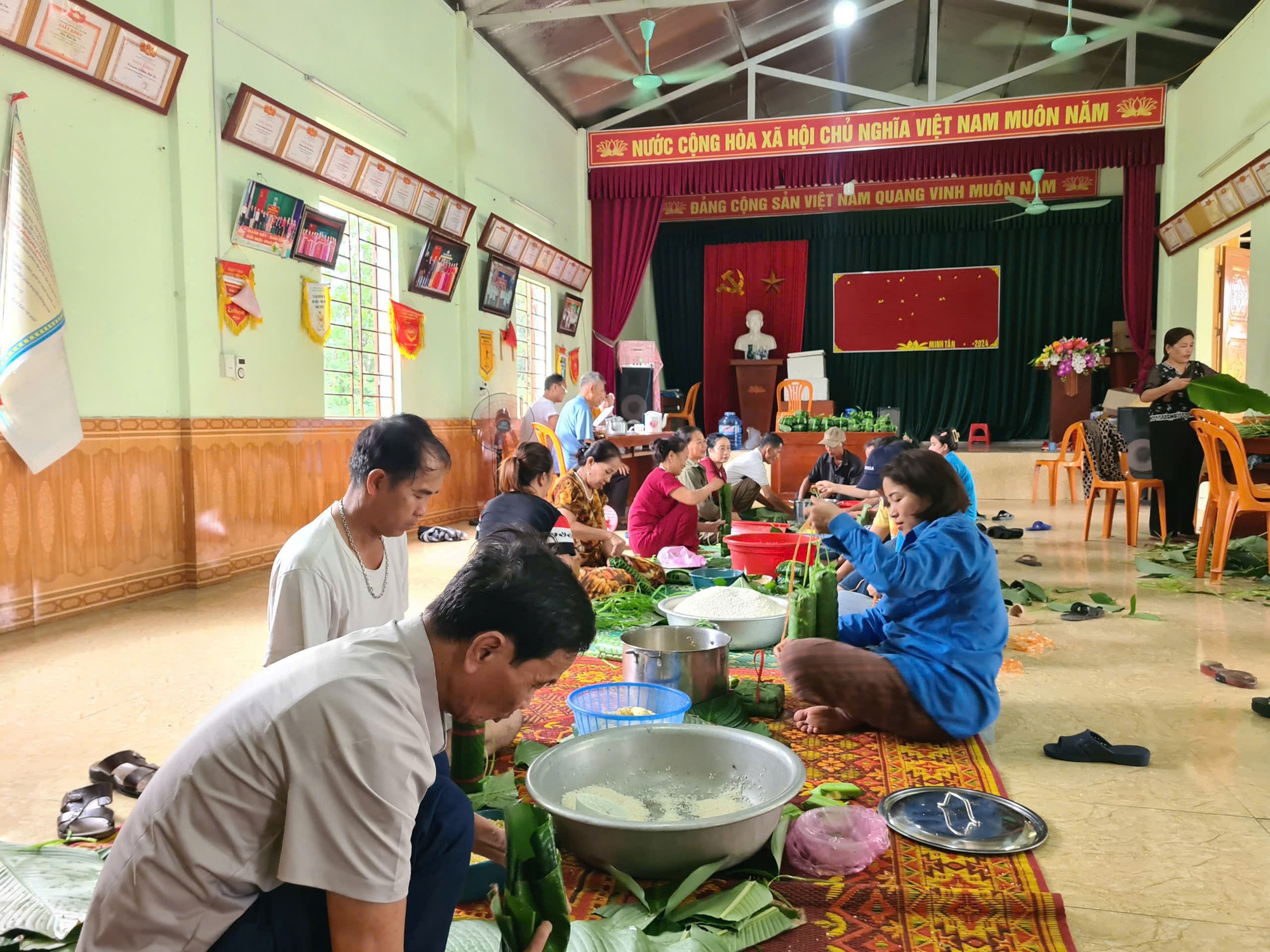 Dàn sao Việt quyên góp lớn, tận tay gửi nhu yếu phẩm cứu trợ đồng bào bão lũ- Ảnh 1.